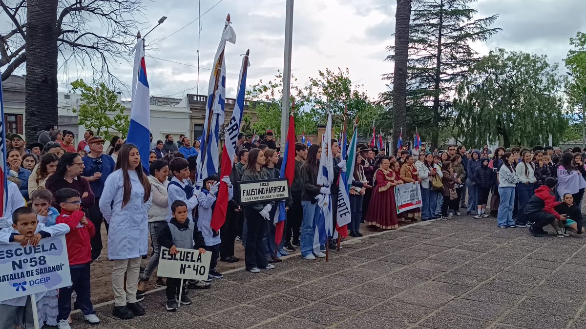Canal TVFlorida (@tvflorida) on Twitter photo 200 años de la Batalla de Sarandí.
Culminado el desfile cívico militar por Av. Artigas, se continúa con el acto oficial en Plaza Gallinal con participación del presidente de la República <a href="/OrsiYamandu/">Yamandú Orsi</a>, el intendente <a href="/PajaroEnciso/">Carlos Enciso Christiansen</a>, el alcalde <a href="/Maxi_Ripoll/">Maximiliano Ripoll</a> y demás autoridades. 200 años de la Batalla de Sarandí.
Culminado el desfile cívico militar por Av. Artigas, se continúa con el acto oficial en Plaza Gallinal con participación del presidente de la República <a href="/OrsiYamandu/">Yamandú Orsi</a>, el intendente <a href="/PajaroEnciso/">Carlos Enciso Christiansen</a>, el alcalde <a href="/Maxi_Ripoll/">Maximiliano Ripoll</a> y demás autoridades.