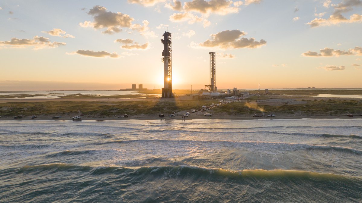 StarbaseTX's tweet image. Views for days

Rocket and beach fans alike, taking advantage of an open Boca Chica ahead of tomorrow’s Starship launch.