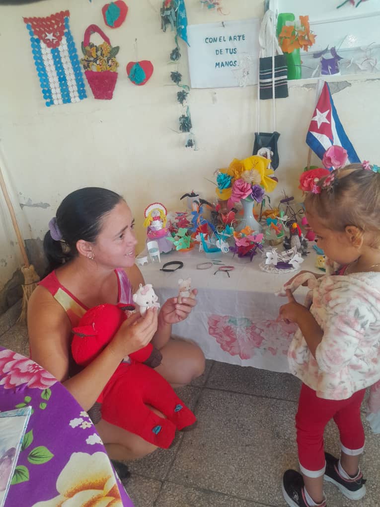 En la sala de televisión de El Tablón en el municipio majibacoa realizan actividades con los niños de la comunidad.
#PorLasTunasLaVictoria