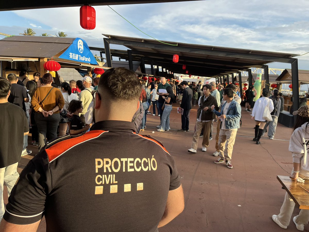 AdrianencaPC's tweet image. 📍 Este fin de semana hemos estado en el Festival Gastronómico Chino &quot;Taste of China&quot; en Marina Port Forum (Sant Adrià), realizando tareas preventivas y velando por la seguridad de los asistentes. #Voluntarios
¡Gracias por confiar en nosotros! 🇨🇳👩‍🚒👨‍🚒 @PortForum @AjSantAdria