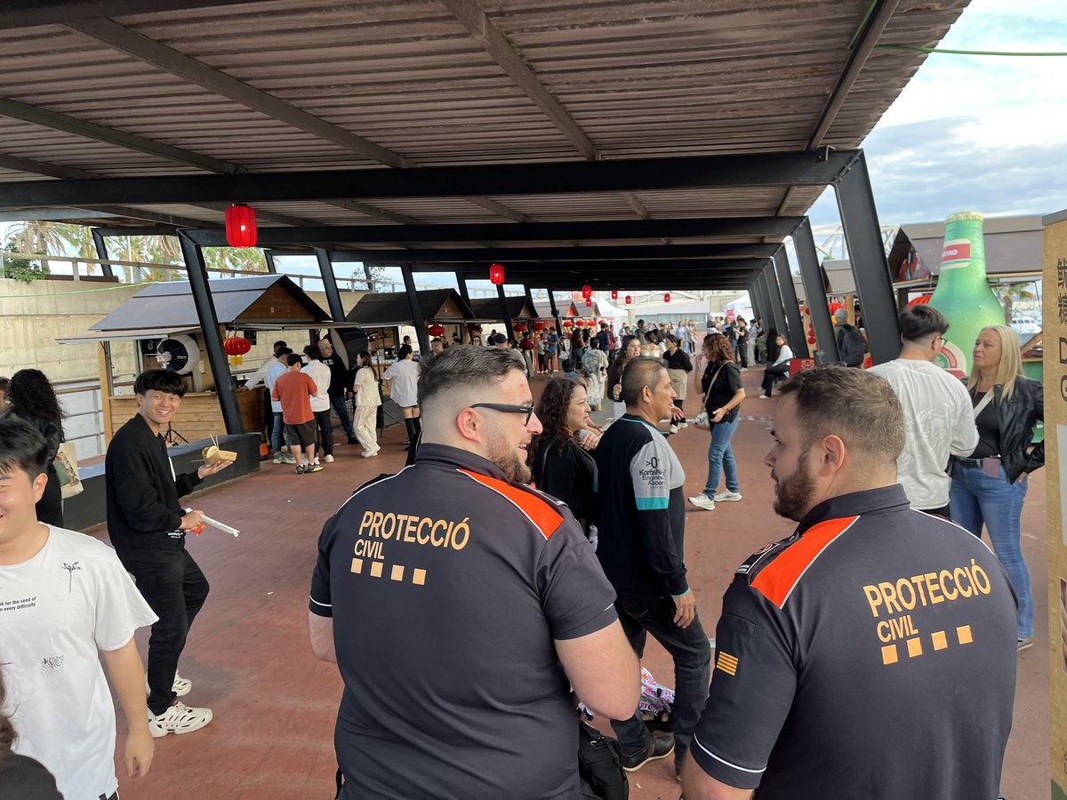 AdrianencaPC's tweet image. 📍 Este fin de semana hemos estado en el Festival Gastronómico Chino &quot;Taste of China&quot; en Marina Port Forum (Sant Adrià), realizando tareas preventivas y velando por la seguridad de los asistentes. #Voluntarios
¡Gracias por confiar en nosotros! 🇨🇳👩‍🚒👨‍🚒 @PortForum @AjSantAdria