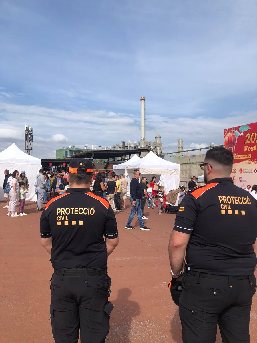 AdrianencaPC's tweet image. 📍 Este fin de semana hemos estado en el Festival Gastronómico Chino &quot;Taste of China&quot; en Marina Port Forum (Sant Adrià), realizando tareas preventivas y velando por la seguridad de los asistentes. #Voluntarios
¡Gracias por confiar en nosotros! 🇨🇳👩‍🚒👨‍🚒 @PortForum @AjSantAdria