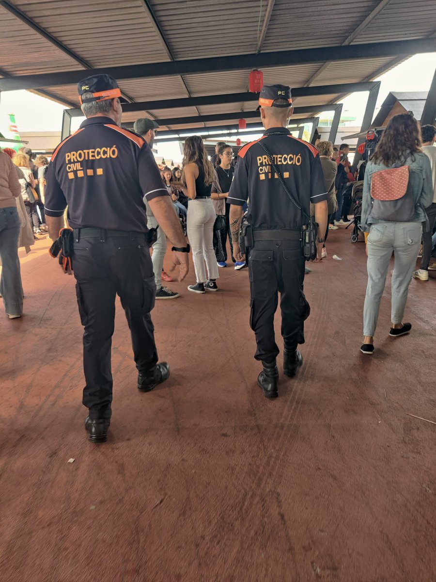AdrianencaPC's tweet image. 📍 Este fin de semana hemos estado en el Festival Gastronómico Chino &quot;Taste of China&quot; en Marina Port Forum (Sant Adrià), realizando tareas preventivas y velando por la seguridad de los asistentes. #Voluntarios
¡Gracias por confiar en nosotros! 🇨🇳👩‍🚒👨‍🚒 @PortForum @AjSantAdria