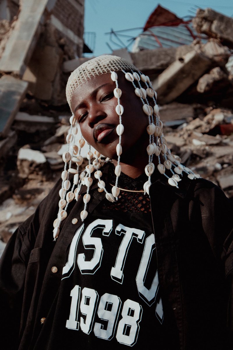 KeitaMally's tweet image. Tradition, chaos, liberté... tout dans un même souffle.
Elle n'est pas là pour suivre les règles, elle est là pour les réécrire.

📸 : @tylerr_sang

#TradiModerne
#AfricanFashion
#MadelnMali
#parilikoumaw
#Mallylaslameuse