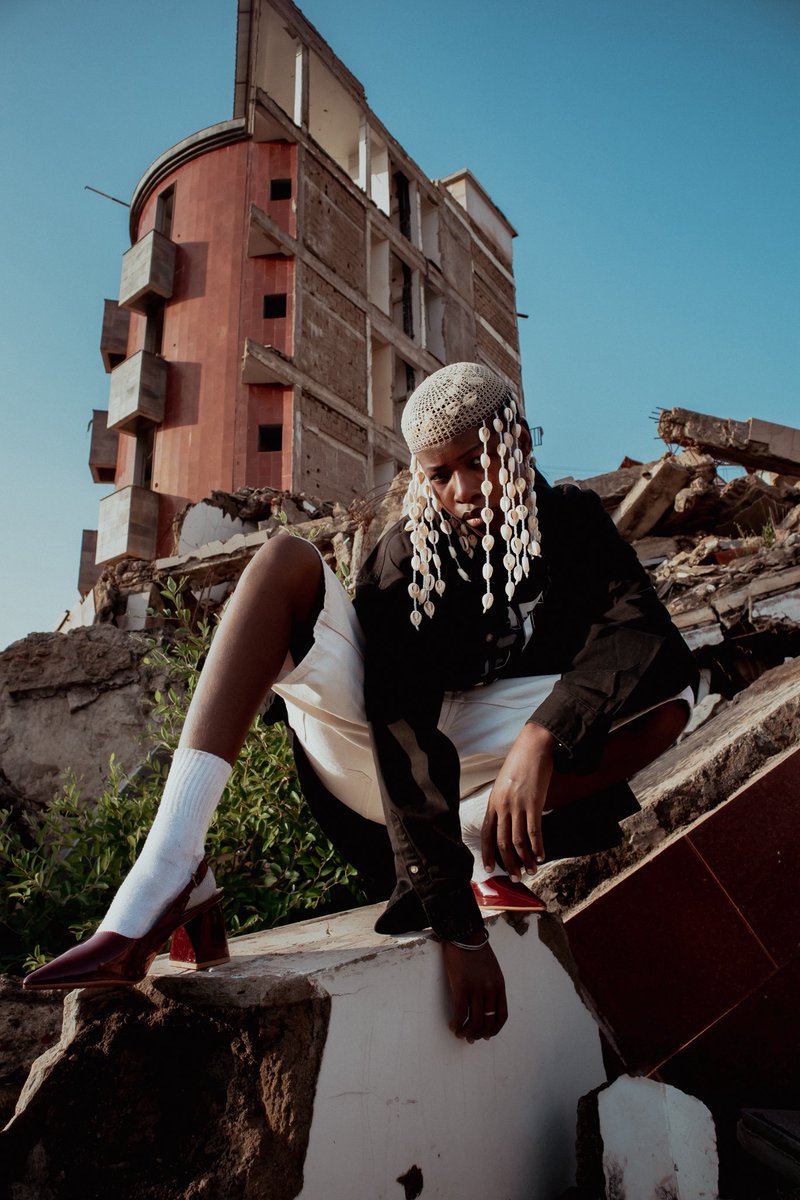 KeitaMally's tweet image. Tradition, chaos, liberté... tout dans un même souffle.
Elle n'est pas là pour suivre les règles, elle est là pour les réécrire.

📸 : @tylerr_sang

#TradiModerne
#AfricanFashion
#MadelnMali
#parilikoumaw
#Mallylaslameuse