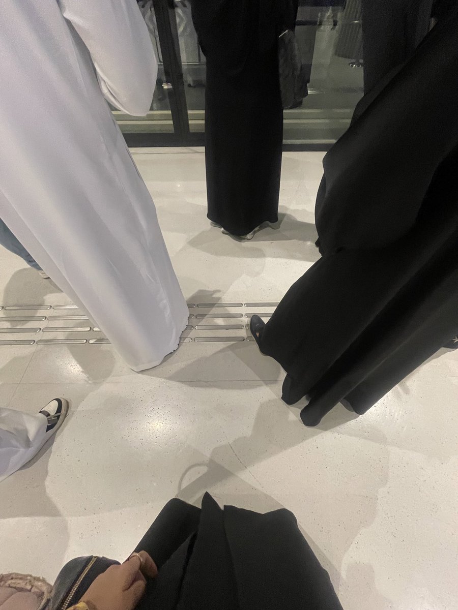 افضل وقت للشغل هو المترو 
١- يمشي الوقت وتنجز
٢- تسوي نفسك شخصية مهمة ومشغول وانت من جنبها
٣- تشتغل وانت مرتاح من الزحمة المرورية

ركزوا عالثانية مهمه جدًا