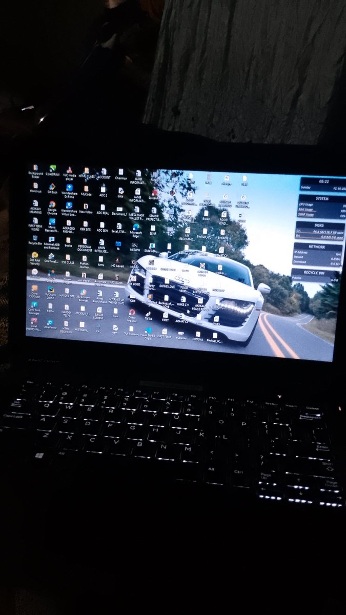 AdeagboA90222's tweet image. Show your Desktop 💻
#coders #Graphic #HardeyTech #TechCommunity