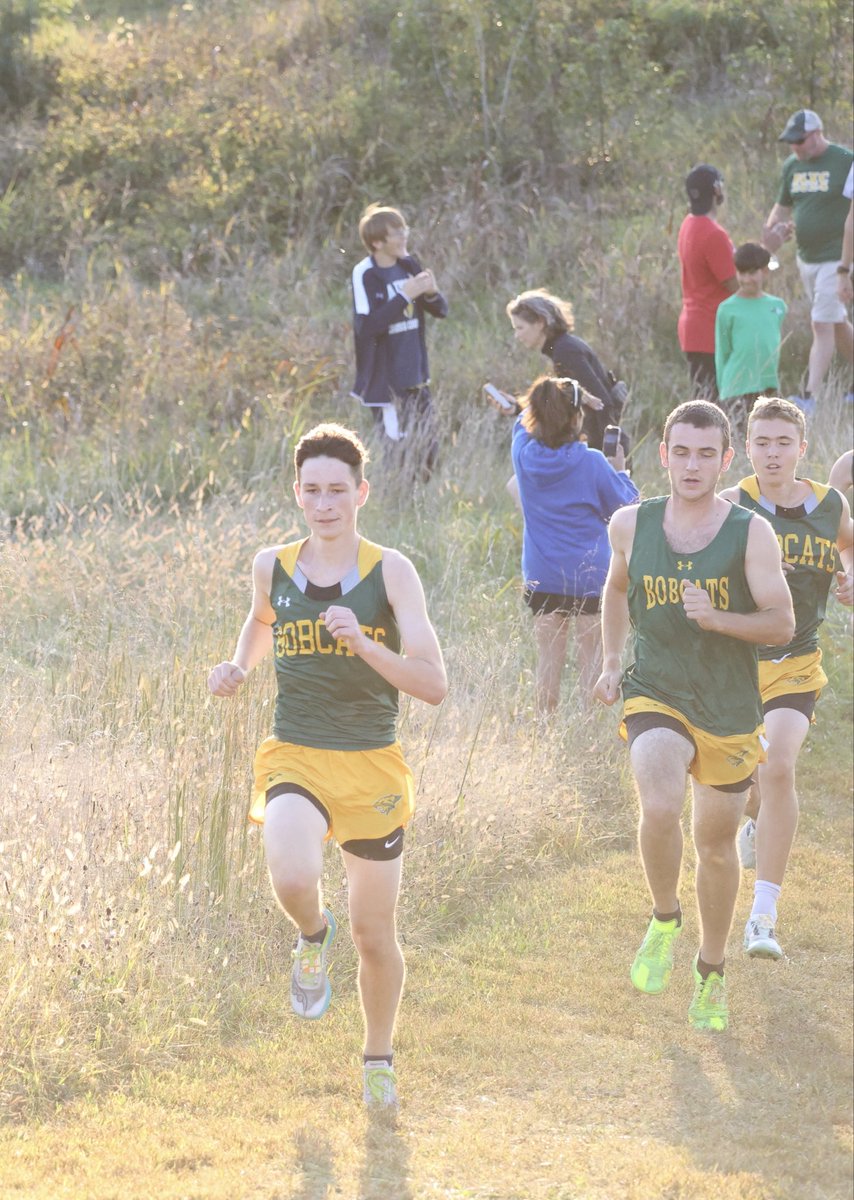 DFizer13's tweet image. Great end to the regular season out at Shawnee Mission Park. Boys Varsity placed 1st with the top five all medaling. Placed 18th overall individually with a big lifetime personal record. Championship season starts now! Let’s go Bobcats!💚💛
@BLXCbobcats @blhsathletics