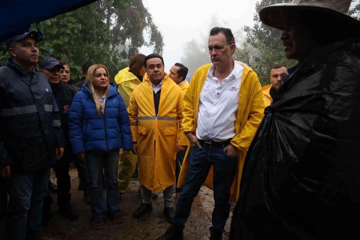 JuANeRi's tweet photo. La Presidenta / El Gobernador https://t.co/5tk4o5xddb