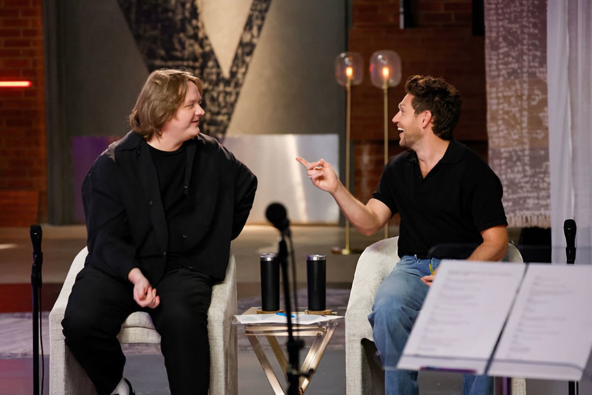 lcbramidia's tweet photo. Lewis Capaldi com Niall Horan para The Voice! #TheVoiceNBC #TeamNiall https://t.co/itIUfGUaMF