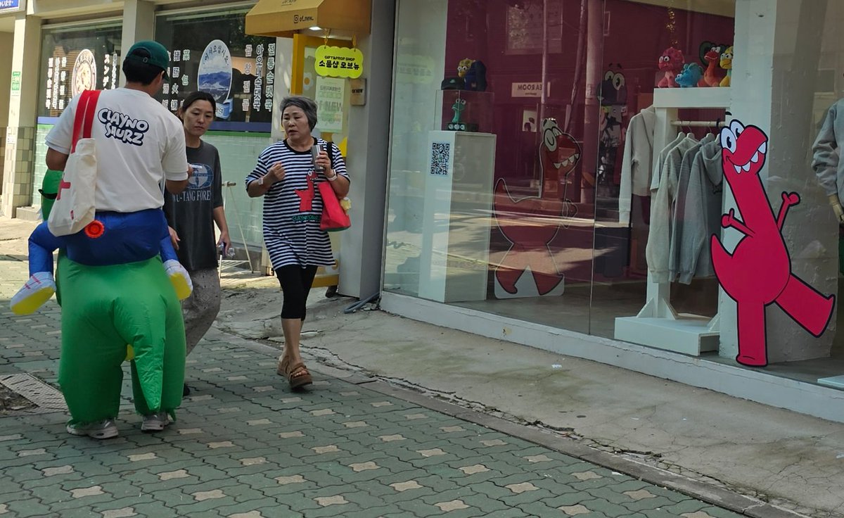 When I first saw this pic I thought someone added the clayno to the Lady's t-shirt. After my recent X space, @koesteban (Ganji) shared a story that shed some light on it. Ganji is the one who put together the pop up. 

This lady came into the popup and ended up buying herself a