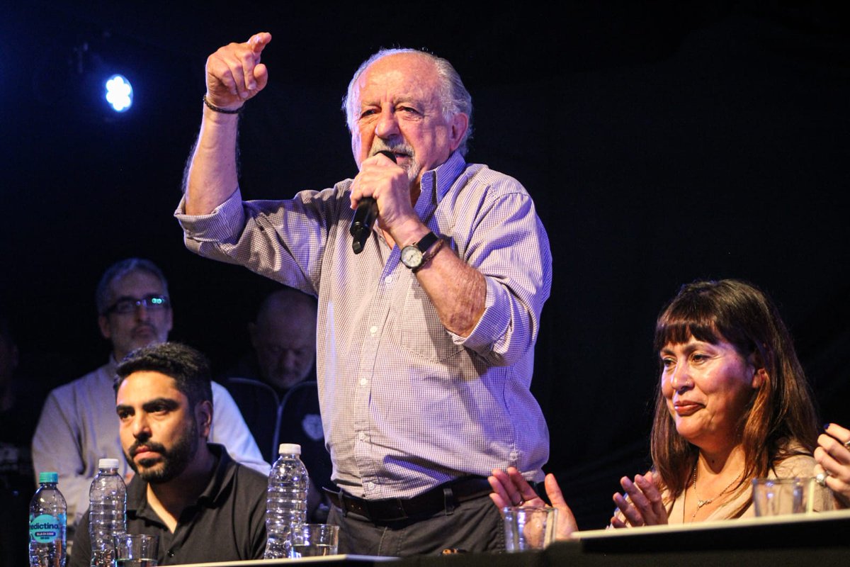 HugoYasky's tweet photo. Gran acto del Movimiento Obrero en Mar del Plata. 
A partir de la unidad y la lucha de las trabajadoras y los trabajadores, en la elección del 26/10 no sólo se le para la mano al gobierno entreguista de Milei, también se construye un futuro mejor para nuestro pueblo. https://t.co/DpWoqt4zNG