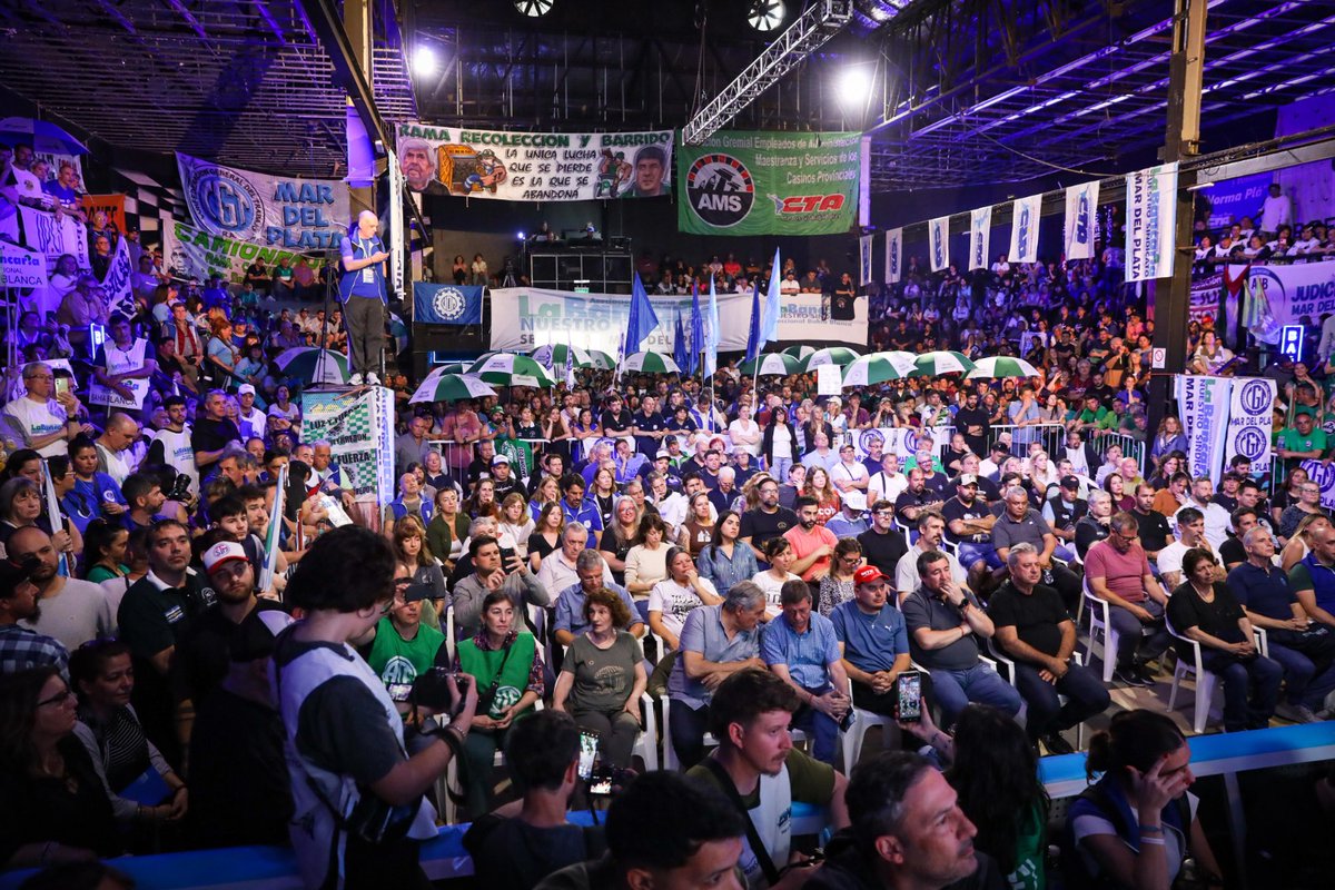 HugoYasky's tweet photo. Gran acto del Movimiento Obrero en Mar del Plata. 
A partir de la unidad y la lucha de las trabajadoras y los trabajadores, en la elección del 26/10 no sólo se le para la mano al gobierno entreguista de Milei, también se construye un futuro mejor para nuestro pueblo. https://t.co/DpWoqt4zNG