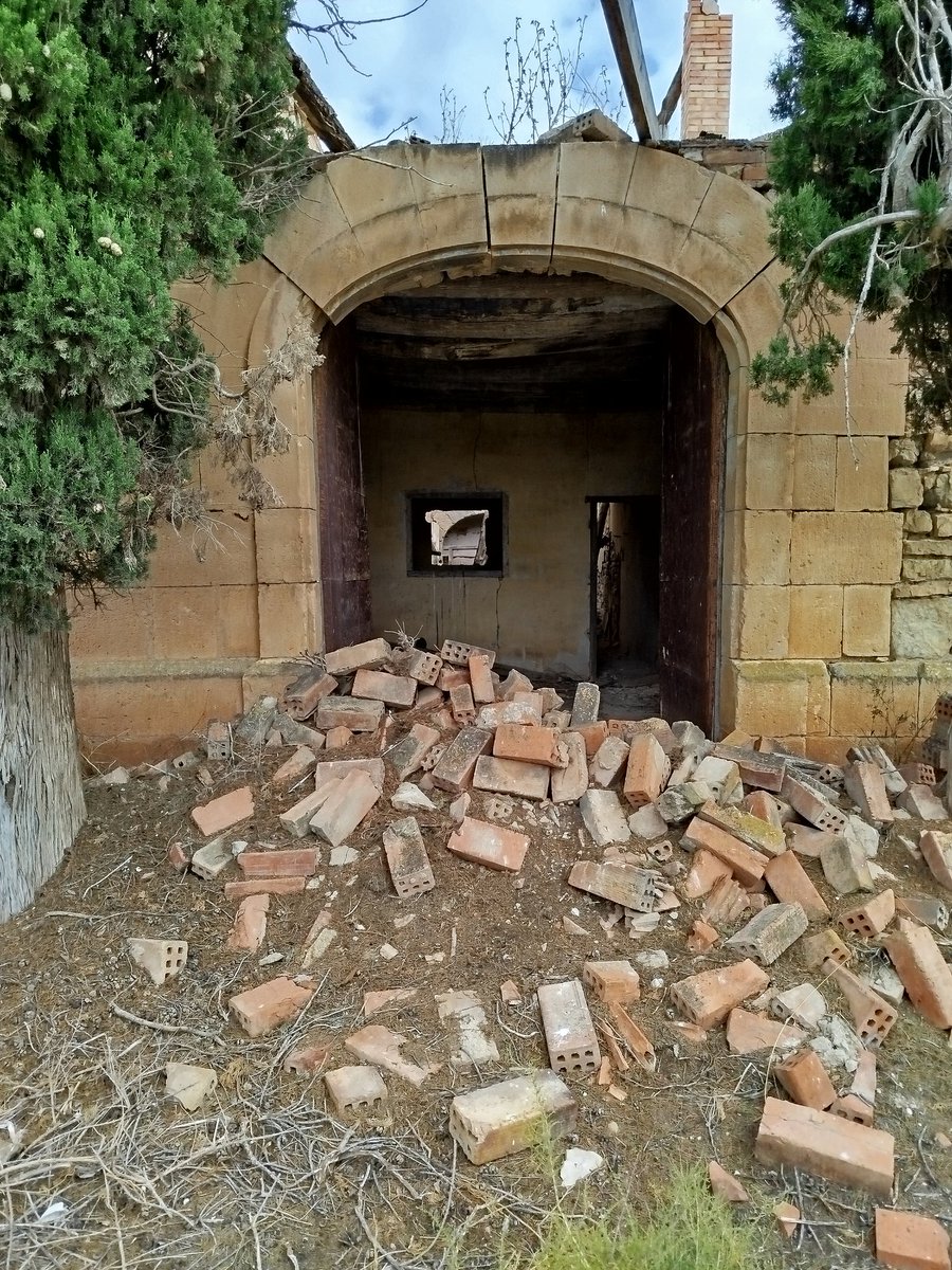 #SalvemCasaVallmanya (@salvemcalmacia) on Twitter photo 🏚️⚰️ Així tenim la residència i paradís interior de Francesc Macià a Vallmanya (Alcarràs), ensorrant-se davant la més absoluta indiferència de l'<a href="/AjAlcarras/">Ajuntament Alcarràs</a> (ERC-Junts) i del <a href="/govern/">Govern de Catalunya</a> de la Generalitat (PSC). Una masia única, carregada de simbolisme i declarada BCIN. #Masies3Cat 🏚️⚰️ Així tenim la residència i paradís interior de Francesc Macià a Vallmanya (Alcarràs), ensorrant-se davant la més absoluta indiferència de l'<a href="/AjAlcarras/">Ajuntament Alcarràs</a> (ERC-Junts) i del <a href="/govern/">Govern de Catalunya</a> de la Generalitat (PSC). Una masia única, carregada de simbolisme i declarada BCIN. #Masies3Cat