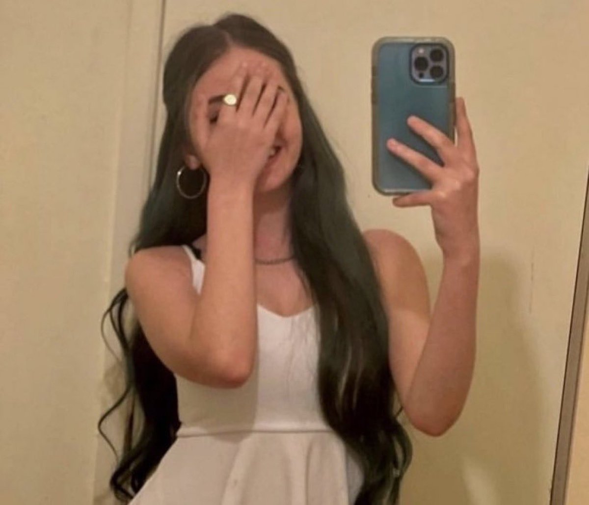 اللهم ارزقني رسالة رومنسية ولو بالغلط 🙄
مشاعري صارت مثل الخبز اليابس 🥺💔
ههههههههههههه💔😂