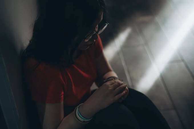 جامعة استرالية. صاروا يستخدمون AI عشان يعلمهم مين اللي يستخدم ai من الطلاب لحل واجباته. والمشكلة انه بلغ على ٦٠٠٠ طالب. التحقيق معهم استمر ل ٦ اشهر. وبعضهم خسر فرص وظيفية بسبب هذا الشي. على فكرة الجامعات الاجنبية متحاملين على AI بشكل ما تتوقعونه.. وش الوضع عندنا؟ 