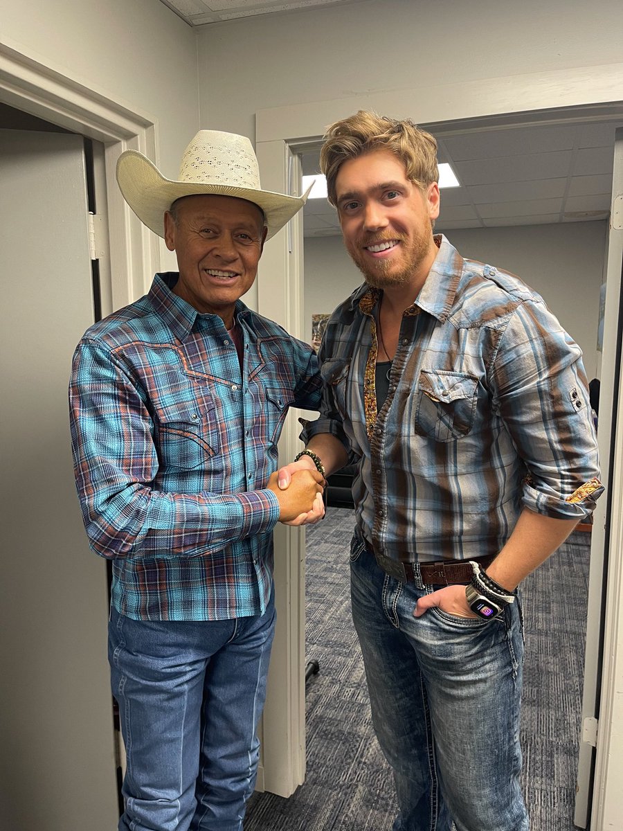 _TylerDean's tweet photo. Honored.

Dad always told me what a kind and talented guy @NealMcCoy was—and Neal proved him right.

What I didn’t know… was how strong his pearl-snap plaid game was. Giving me a run for my money.

#Legend
#Grateful
#RespectWhereItsDue https://t.co/bgHA8iI6Bk