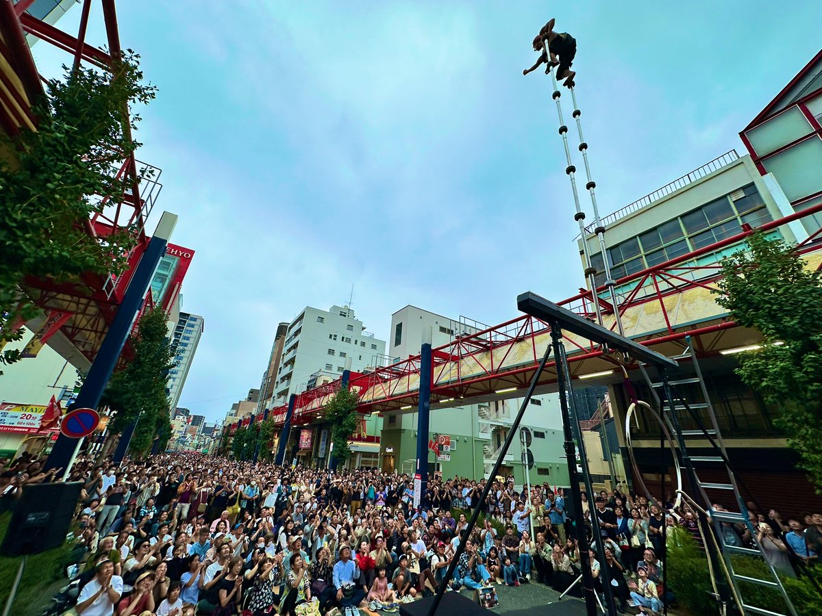 #大須大道町人祭 初出演㊗️ありがとうございました。
史上最高レベルにお客さん集まり、100m近く先の信号にまでお客さんびっしり😳✨👏
楽しかったです！！見てくれた皆様、実行委員会の皆様、関係者様本当ありがとうございました😆
弾丸で今から石川県向かいま〜す🥱🚌🔥
#大道芸