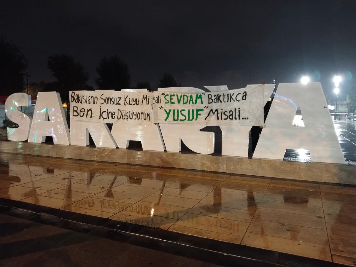 🚨 Sakaryaspor kongresinde aday çıkmadı, tüzük gereği mevcut yönetim görevine devam etti.

🔻 Kongre sonrası Tatangalar, Demokrasi Meydanı’ndaki “Sakarya” tabelasına anlamlı bir pankart astı:

“Bakışların sonsuz kuyu misali ‘Sevdam’ baktıkça
Ben içine düşüyorum ‘Yusuf’ misali”