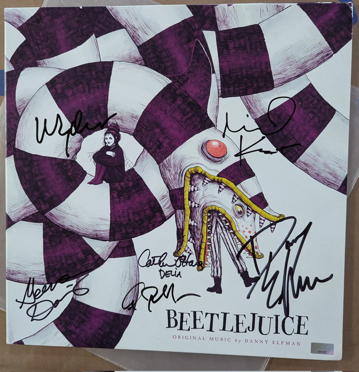 ChcMuller's tweet photo. Took awhile to get it done but this @MondoNews LP cover is back home.

Thanks to @swau_official #CelebrityAuthentics and @officialpix for all the signings.

Elfman, Keaton, Davis, Baldwin, Ryder and O'Hara autographs. https://t.co/SJOEHjDroG