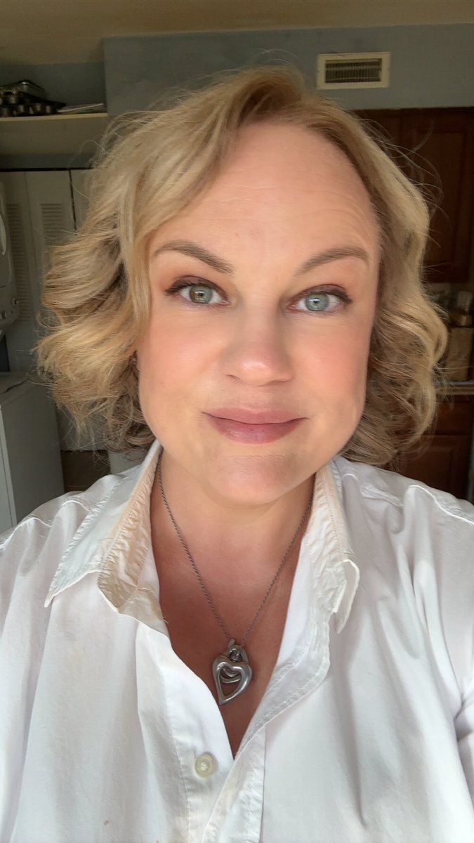 JustAMomNamedMM's tweet image. It’s my birthday so send me some kisses!