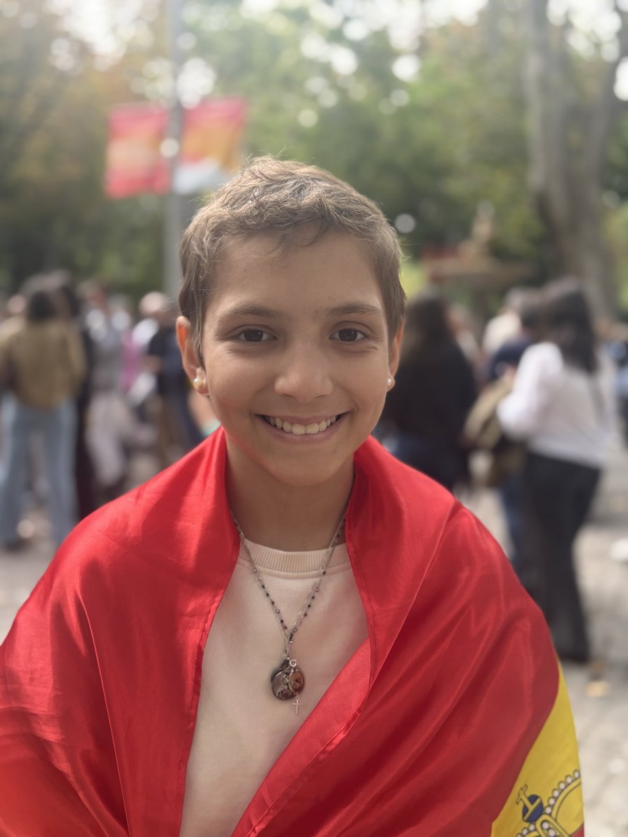 mariacmpfg's tweet image. Afición 🤗
Hoy Día de la Hispanidad, del Pilar, y de San Carlo Acutis, mi protector, ha sido un día muy bonito 😍
Por fin he podido estar aquí viéndolo que los dos últimos años lo he visto desde el hospi con tratamiento.
VIVA LA HISPANIDAD, VIVA ESPAÑA 🇪🇸 
Sonreír 😀
Os quiero 🥰