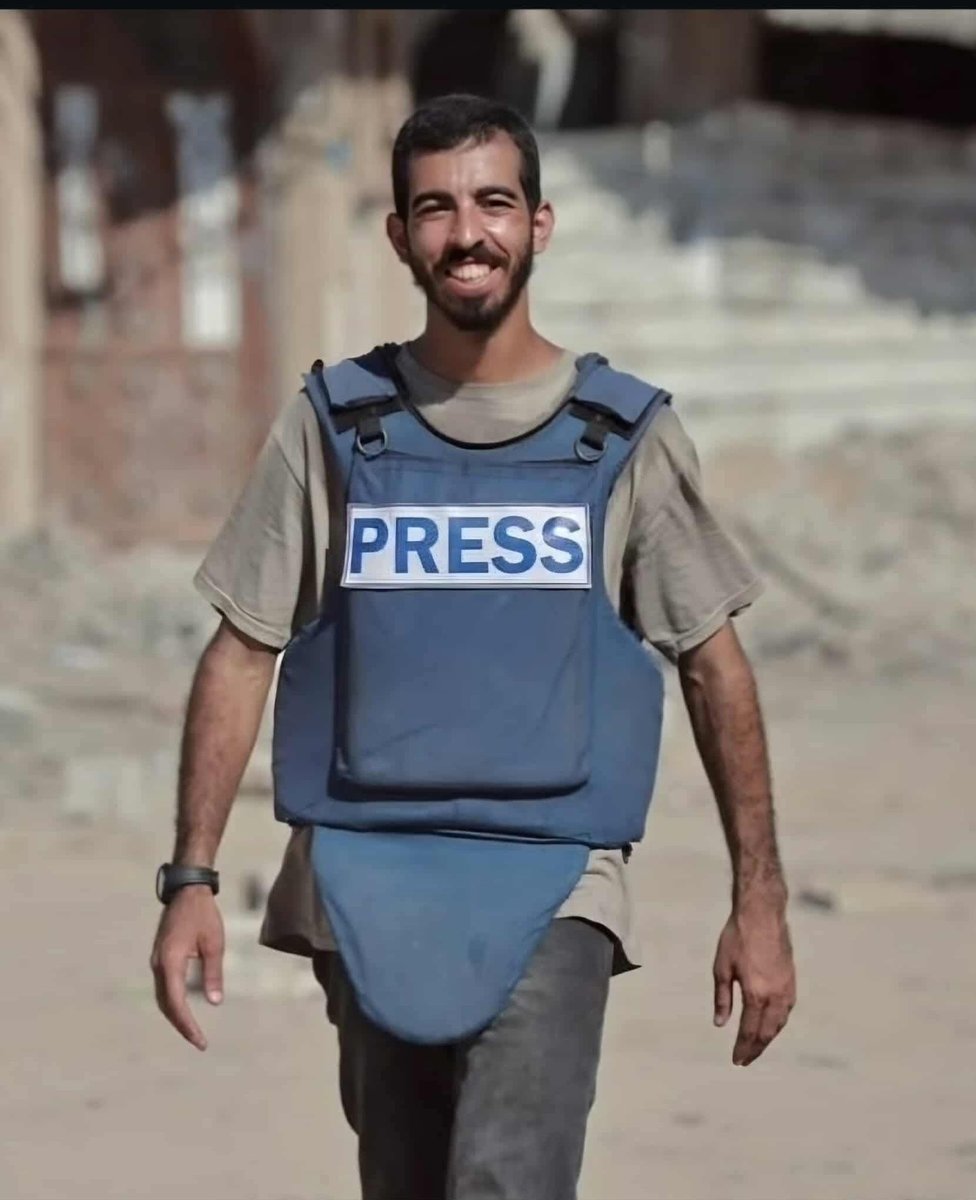 soumi_ds's tweet photo. Saleh Al-Jafarawi: la voce della verità ridotta al silenzio. 

È stato rapito mentre svolgeva il suo lavoro di reporter e attivista a Gaza, documentando con coraggio la vita sotto assedio. Saleh Al-Jafarawi, il giovane giornalista noto per il suo sorriso luminoso e per le testimonianze che hanno toccato milioni di persone in tutto il mondo, è stato preso da una milizia filo-sionista.

Ore dopo, è arrivata la notizia più terribile: Saleh è stato ucciso. Un altro testimone scomodo, eliminato per aver mostrato al mondo la verità che molti vogliono nascondere.

Il suo coraggio, la sua voce e la sua umanità continueranno a vivere in ogni video, in ogni parola, in ogni sguardo che ci ha lasciato. Saleh rappresentava il volto della resistenza civile e della dignità palestinese.

Non possiamo restare in silenzio.
Non possiamo permettere che la verità venga sepolta insieme ai suoi testimoni.