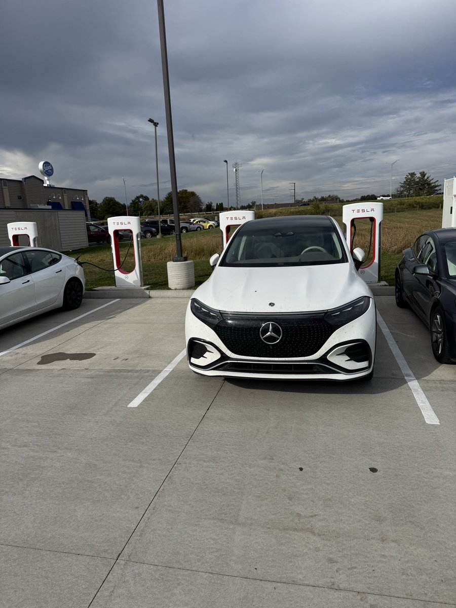 skipowder8's tweet photo. @elonmusk @Tesla Any solution to this? Busy @Tesla supercharging station, one spot available but not accessible because the only non-Tesla EV takes up 2 spots https://t.co/bx31N4BtHl
