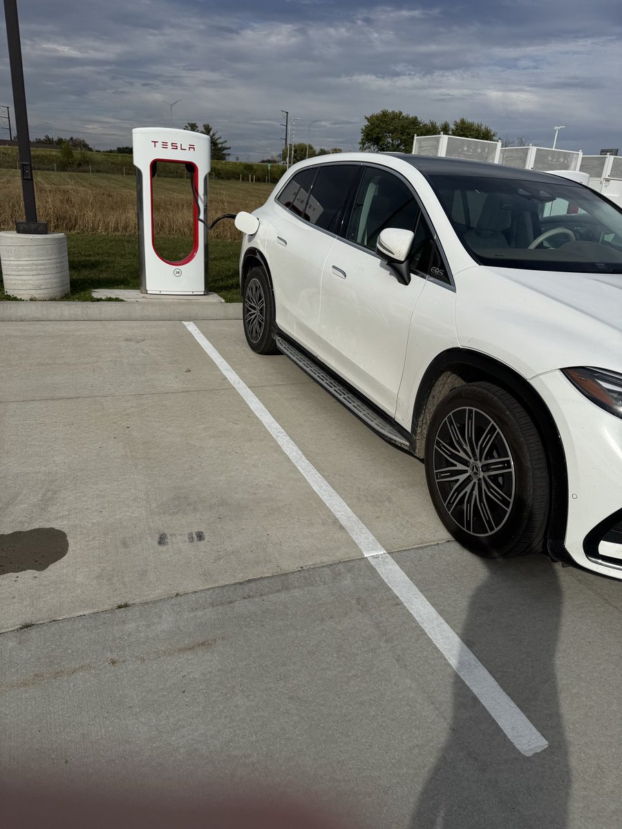 skipowder8's tweet photo. @elonmusk @Tesla Any solution to this? Busy @Tesla supercharging station, one spot available but not accessible because the only non-Tesla EV takes up 2 spots https://t.co/bx31N4BtHl