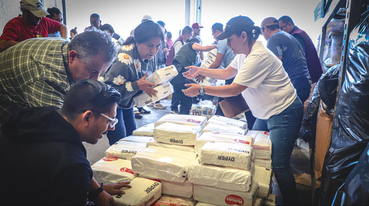 difhgo's tweet image. #LaFamiliaDIFH participó en la primera entrega aérea de ayuda humanitaria con cobijas, medicamentos y despensas para las familias afectadas por las lluvias en el estado. 📦⭐️🚁