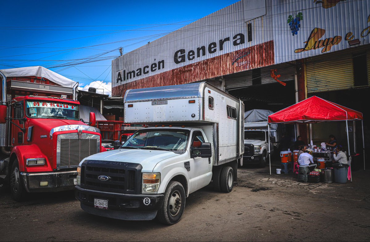 difhgo's tweet image. #LaFamiliaDIFH participó en la primera entrega aérea de ayuda humanitaria con cobijas, medicamentos y despensas para las familias afectadas por las lluvias en el estado. 📦⭐️🚁