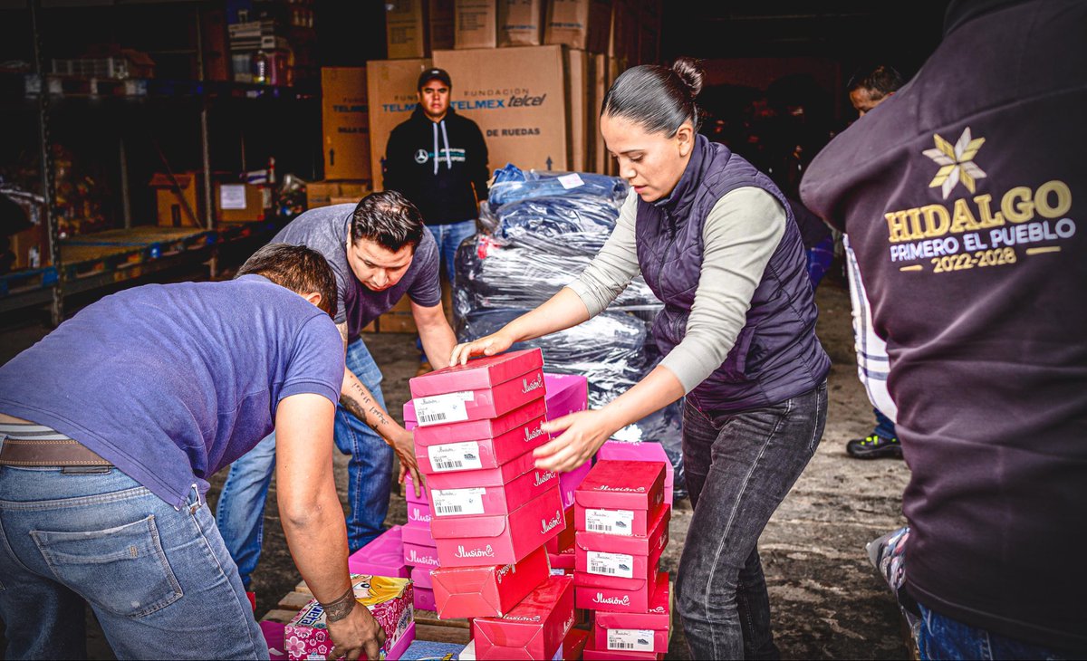 difhgo's tweet image. #LaFamiliaDIFH participó en la primera entrega aérea de ayuda humanitaria con cobijas, medicamentos y despensas para las familias afectadas por las lluvias en el estado. 📦⭐️🚁