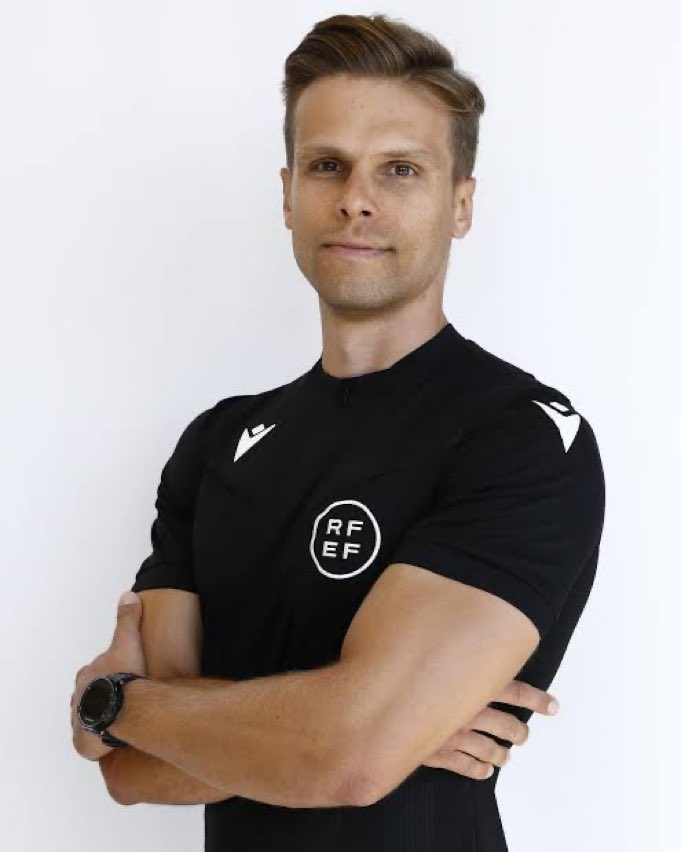 ¿Que le hacíais al espécimen este con el tupé surrealista? 

Yo solo lo diré en ‘petit comité’ vía WhatsApp para evitar problemas legales más que nada