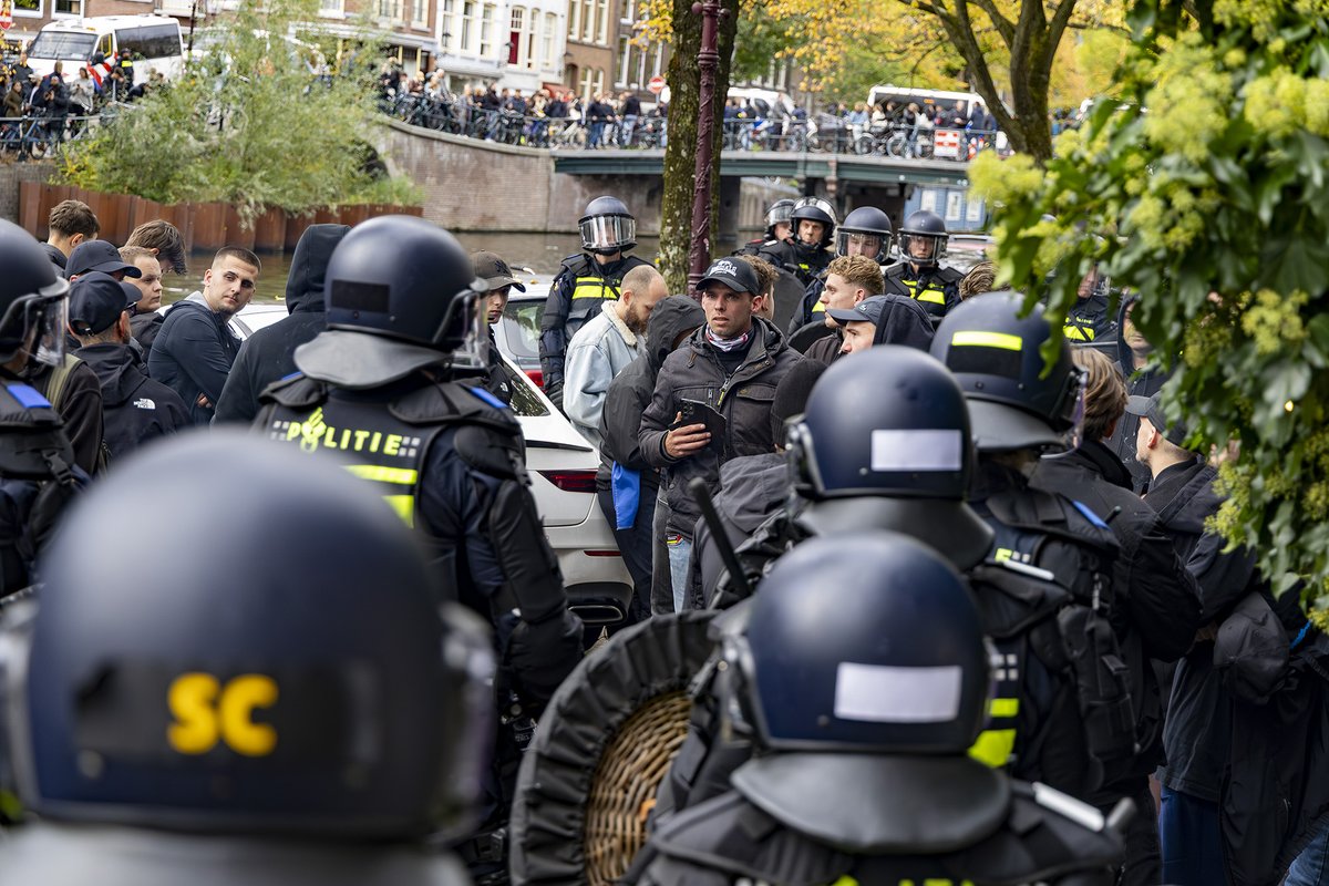 mvbergen's tweet photo. Actievoerders worden ingesloten op de #Prinsengracht in #Amsterdam. Na een demonstratie op het Museumplein 'tegen massa-immigratie, voor een veilig Nederland en tegen het woningtekort' waaierden sommige actievoerders uit over de stad. https://t.co/O5v4cOoe8q