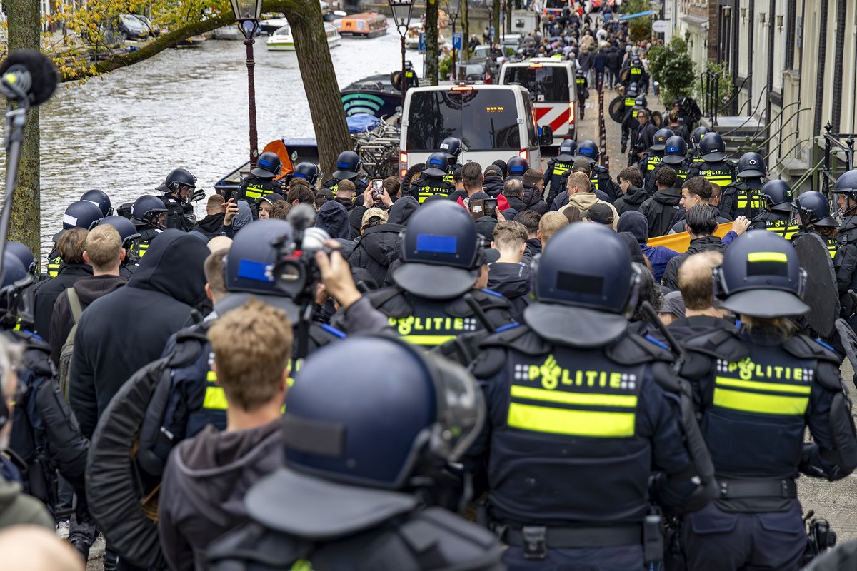 mvbergen's tweet photo. Actievoerders worden ingesloten op de #Prinsengracht in #Amsterdam. Na een demonstratie op het Museumplein 'tegen massa-immigratie, voor een veilig Nederland en tegen het woningtekort' waaierden sommige actievoerders uit over de stad. https://t.co/O5v4cOoe8q