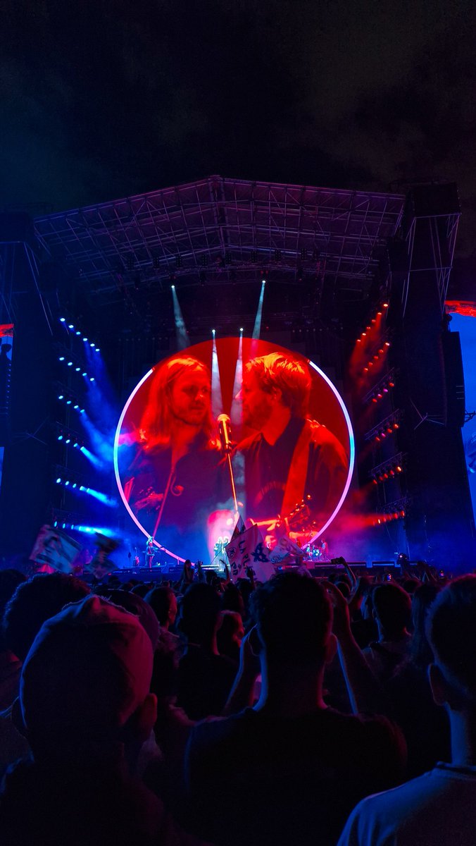 Este mes se cumplen 10 años de la 1era vez que vi a El Plan de La Mariposa en vivo.

Ayer, siendo muchos miles más que hace una década, me regalaron este momento azulgrana en el estadio Diego Armando Maradona, nada menor.

Valoremos toda nuestra música, la concha nuestra.