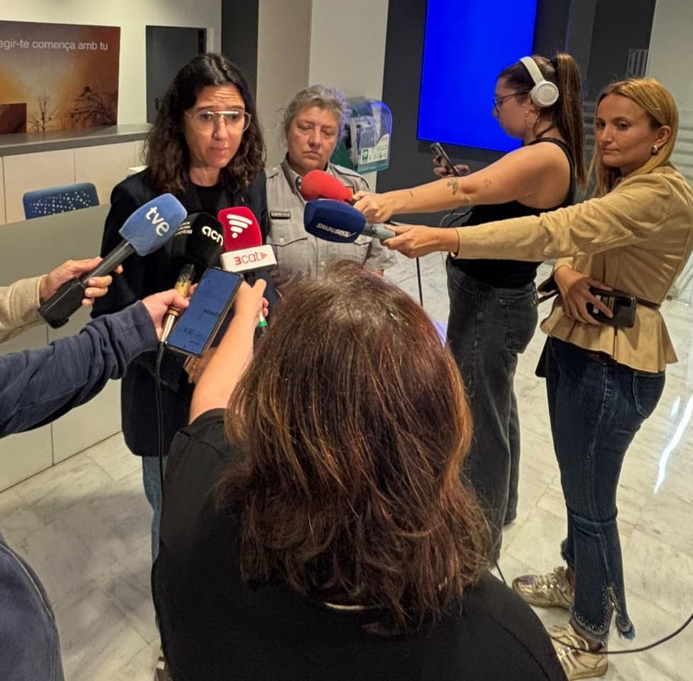 🗣️"Demanem màxima prudència davant aquest episodi difícil de preveure, reduir la mobilitat i fomentar el teletreball. En aquestes zones es suspenen classes i activitats demà per a escoles, centres de gent gran i persones amb discapacitat", afirma <a href="/nuriaparlon/">Parlon #apeudecarrer #interioriseguretatpública</a>