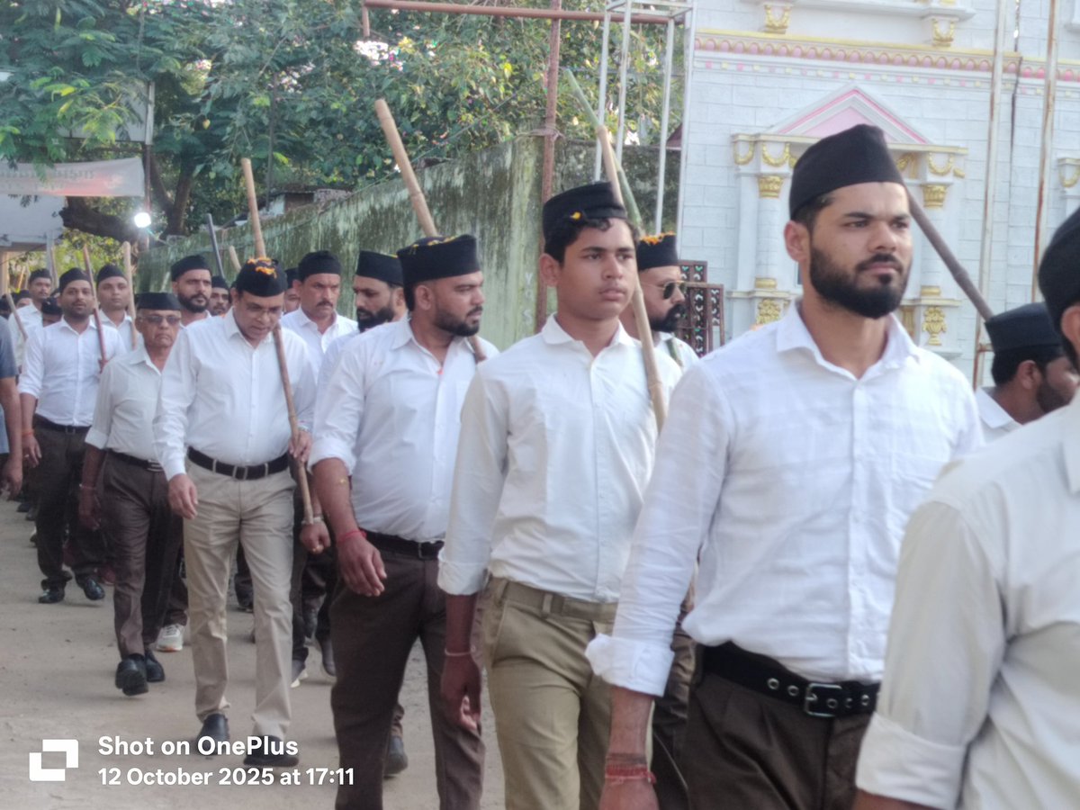 dryogesh_mla's tweet image. “परं वैभवं नेतुमेतत् स्वराष्ट्रम्"
राष्ट्रीय स्वयंसेवक संघ की स्थापना के शताब्दी वर्ष के गौरवशाली अवसर पर राष्ट्र को परम वैभव तक पहुँचाने के लिए संकल्पित सैकड़ों समर्पित स्वयंसेवकों की उपस्थिति में आमला नगर में आयोजित भव्य पथ संचलन में सम्मिलित होने का सुअवसर प्राप्त हुआ।