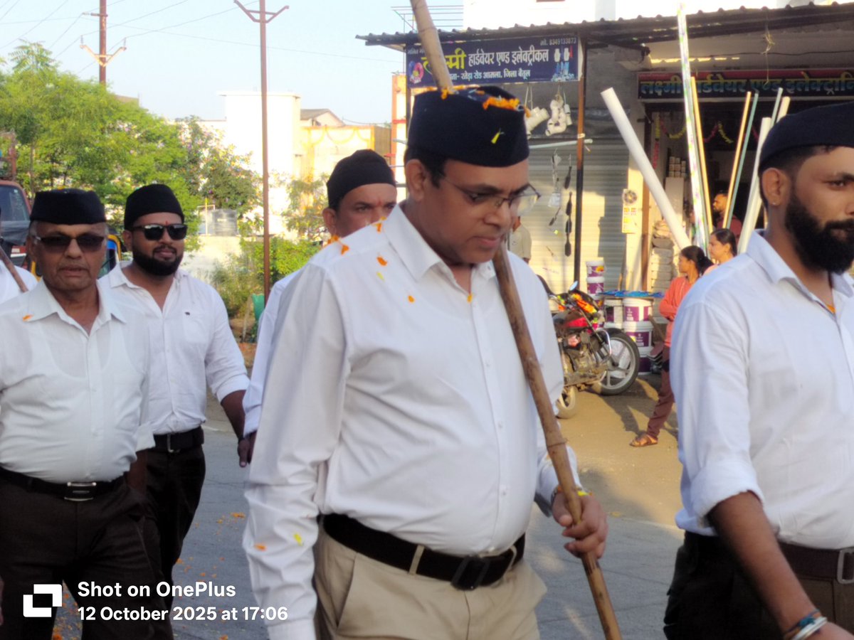 dryogesh_mla's tweet image. “परं वैभवं नेतुमेतत् स्वराष्ट्रम्"
राष्ट्रीय स्वयंसेवक संघ की स्थापना के शताब्दी वर्ष के गौरवशाली अवसर पर राष्ट्र को परम वैभव तक पहुँचाने के लिए संकल्पित सैकड़ों समर्पित स्वयंसेवकों की उपस्थिति में आमला नगर में आयोजित भव्य पथ संचलन में सम्मिलित होने का सुअवसर प्राप्त हुआ।