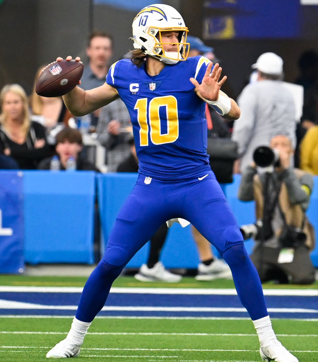 COMEBACK-KING: #Chargers superstar quarterback Justin Herbert has the 2nd most game-winning drives since the start of the 2020 season.

Herbert has 18 game-winning drives… only Patrick Mahomes has more than Justin.

JUSTIN HERBERT IS THE MOST CLUTCH QB IN THE #NFL.