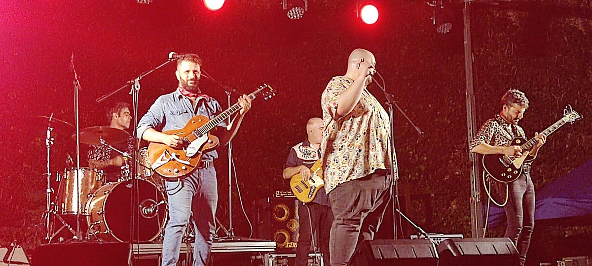 Avui <a href="/daltabaixmolins/">Daltabaix - Cultura</a> hem pogut celebrar el concert ajornat per la pluja de la Festa Major de Molins de Rei. Ple de gom a gom per veure i gaudir amb els <a href="/acontrablues/">A Contra Blues</a> celebrant els seus quasi 20 anys de carretera. Diumenge vinent tornem-hi.