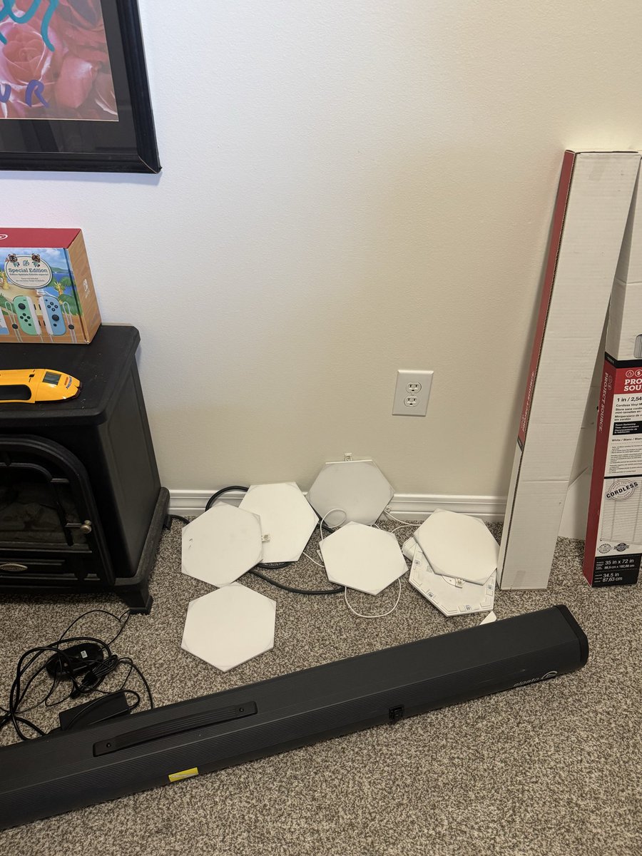 itzEMPYRE's tweet image. Setting up my new office - day 4
Got a beautiful layout for my @nanoleaf shapes…..10 mins later, they all crash to the floor and now, two are broken.
I’m fixing to scream.