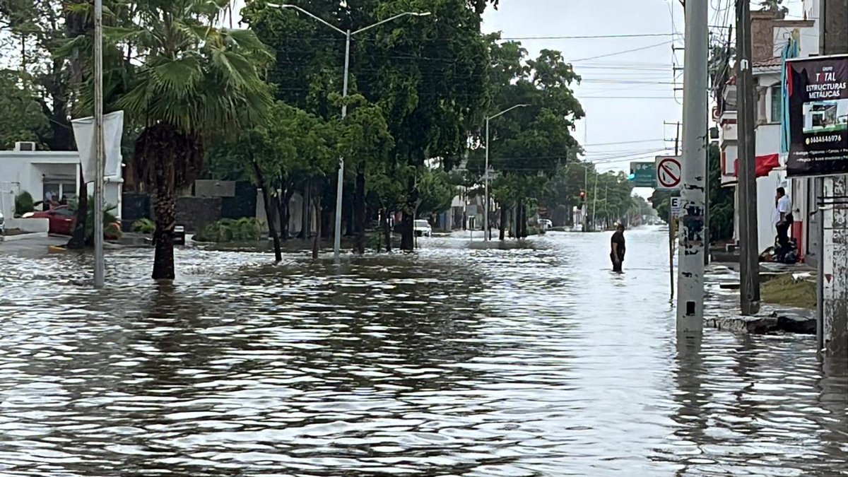 Riodoce_mx's tweet image. #Clima | Los desprendimientos nubosos de #Raymund prácticamente han paralizado las actividades en #Ahome, por una #lluvia incesante que ocurre desde las 08.00 horas de este domingo, tal y como estaba pronosticado.
acortar.link/AbPipP