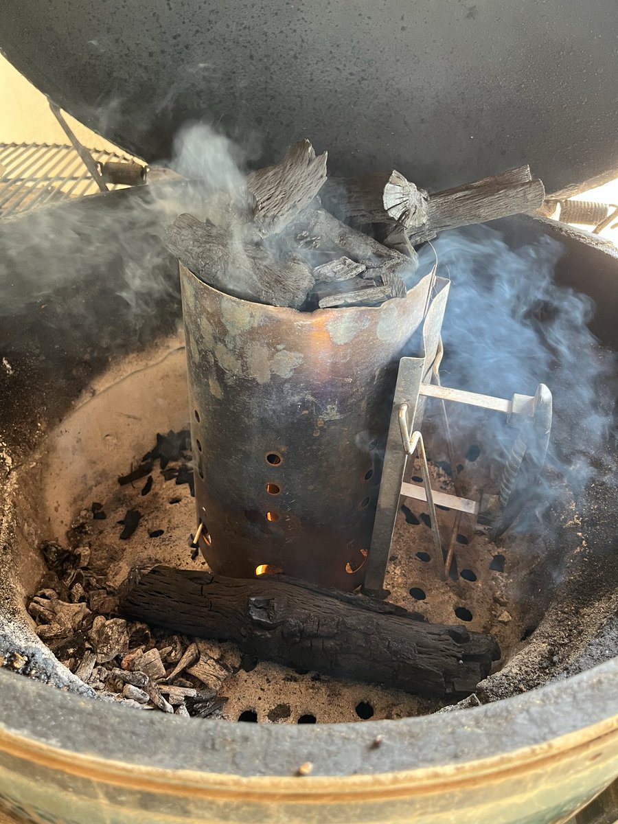 CiudadanoMex22's tweet image. Después de unas semanas de ausencia, regresamos al “sábado” de grill
#BigGreenEgg 
#PimientaRe100Molida 
#Salmon 
Vamos a preparar algo rápido. Salmón a las brasas, solo se requiere Salmón, aceite de oliva, mantequilla, sazonador, alcaparras, y verduras salteadas para acompañar.