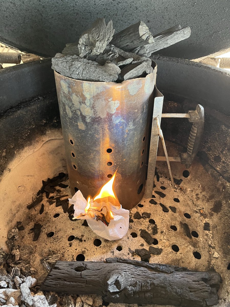 CiudadanoMex22's tweet image. Después de unas semanas de ausencia, regresamos al “sábado” de grill
#BigGreenEgg 
#PimientaRe100Molida 
#Salmon 
Vamos a preparar algo rápido. Salmón a las brasas, solo se requiere Salmón, aceite de oliva, mantequilla, sazonador, alcaparras, y verduras salteadas para acompañar.