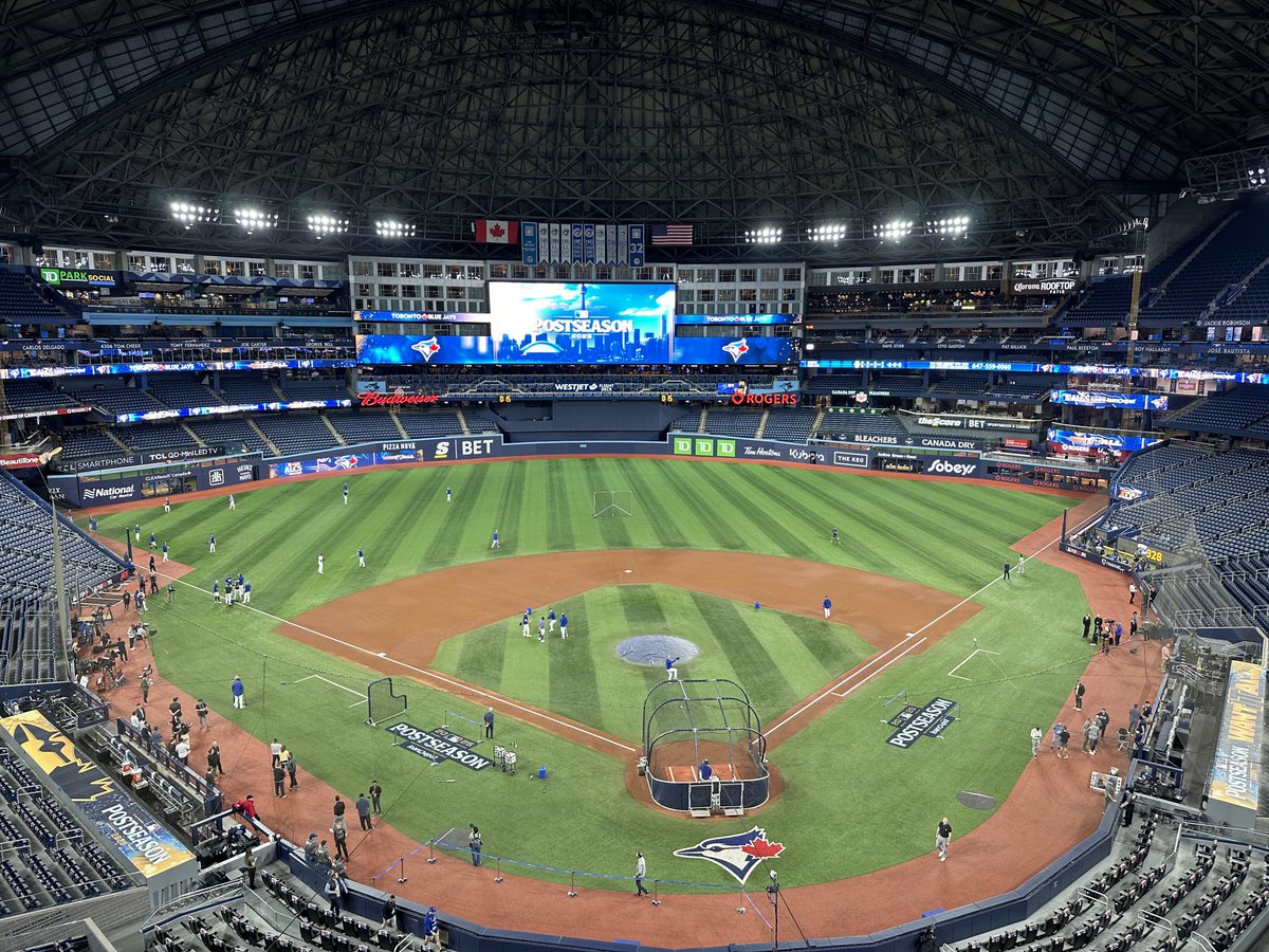 shannondrayer's tweet photo. Roof closed, unfortunately. https://t.co/gKiX327Tqz