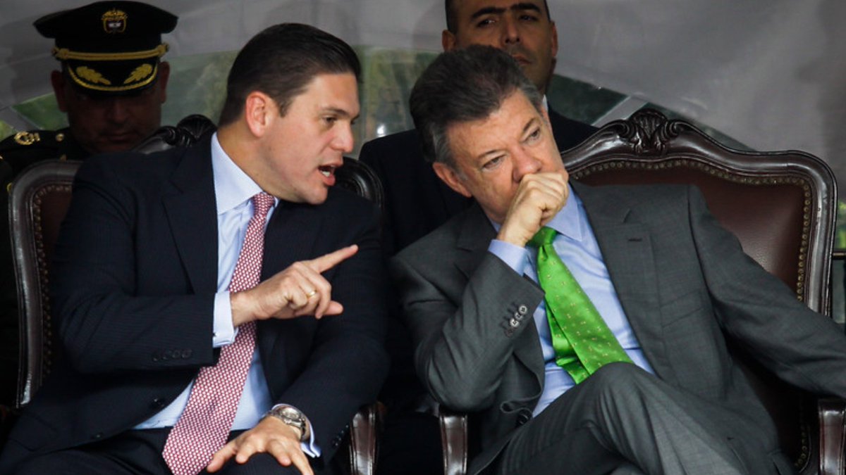 FAR〽️ER (@farmercampo_100) on Twitter photo A mi no se me olvida que <a href="/JuanManSantos/">Juan Manuel Santos</a> a los 8 días de que lo elegimos presidente cambió el discurso de la seguridad democrática, por su complacencia con las farc, también fue a abrazarse con Chavez, diciendo que era su nuevo mejor amigo.
Imposible olvidar como se robó el A mi no se me olvida que <a href="/JuanManSantos/">Juan Manuel Santos</a> a los 8 días de que lo elegimos presidente cambió el discurso de la seguridad democrática, por su complacencia con las farc, también fue a abrazarse con Chavez, diciendo que era su nuevo mejor amigo.
Imposible olvidar como se robó el