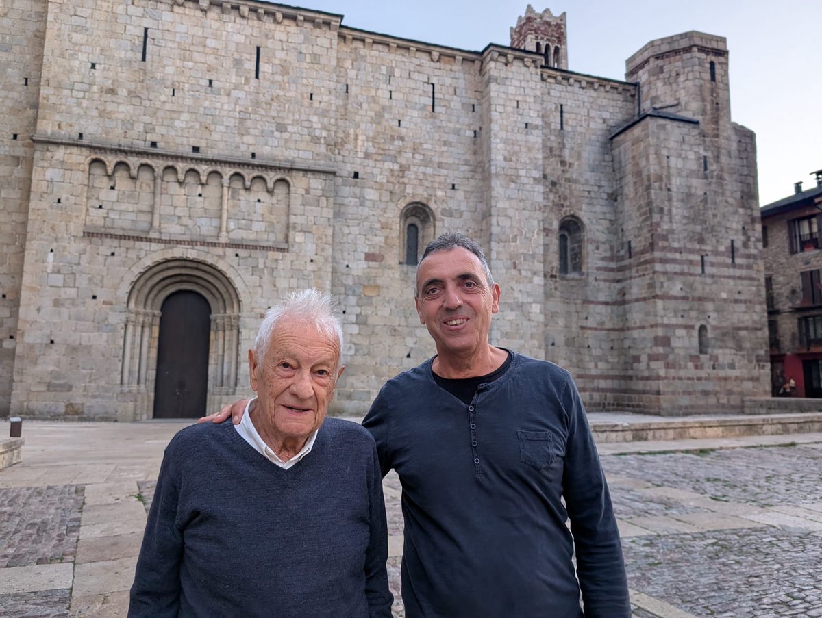 Este cap de setmana ha sigut de categoria! Ahir tocàrem a la Seu d’Urgell i vaig tindre el gust i la #sospresa de tornar a coincidir amb el grandíssim Artur Blasco, músic i divulgador del cançoner popular del Pirineu. 

Ara tots a casa i pareu compte de l’aigua, que fa animalaes.