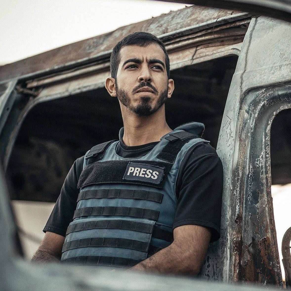 صَبَرتَ يا صالح..

رأيتَ آلاف المشاهد والصُّوَر، أسكَنتَ بصَدرك ألف بكاءٍ إلى حينه! كُنت الصّوت عندما خَفَتت الأصوات، والصورة حينَ اختفت كلّ الصُّوَر، والجسد المهترئ الصّادق، حين ذَبلت أجساد النّاس! تَحلُم وتُنشد وتركض وتبتسم، اختلطت فيك المشاعر وتبدّلت عليك الأحوال، لكنّك ما