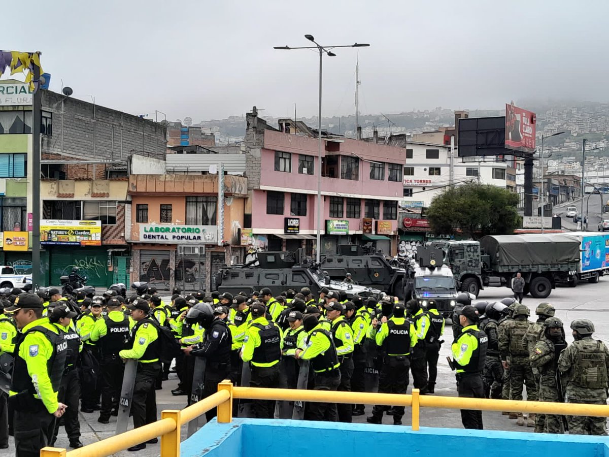 edwinrmr's tweet photo. Nunca pero nunca más se atrevan a decir que la Constitución no les permitía llenar de policías y militares a una ciudad. Se les cayó la narrativa de M.. que tenía el gobierno. Noboa no ingresa a los barrios de narcos simplemente porque no quiere #ParoNacionalEC #FueraNoboaFuera https://t.co/czTbzOFk4J
